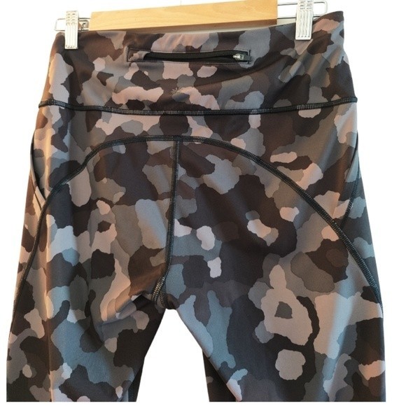 Athleta Lightning Camo 7/8 Tight , Gray Camo size M - Picture 6 of 8